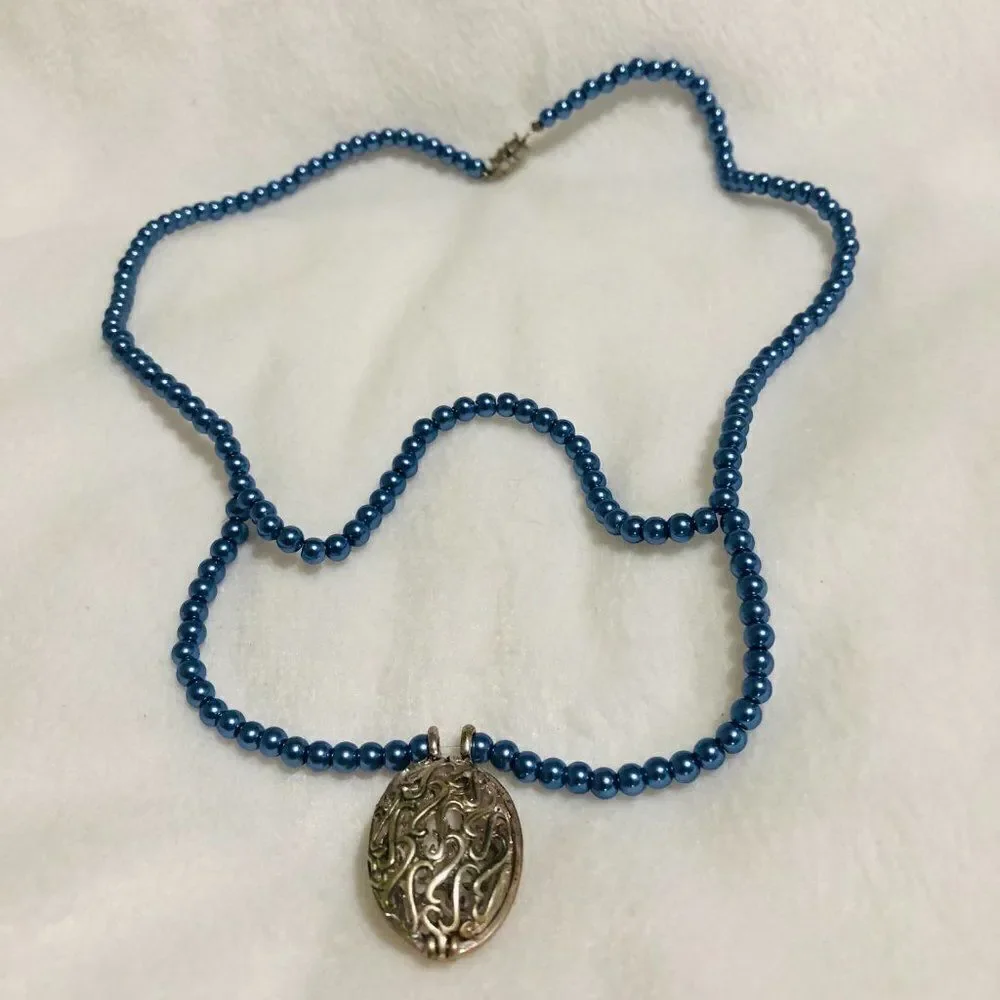 ‎Oval Pendant Necklace
